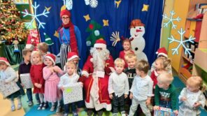 Czytaj więcej o: Ho, ho, ho czy są tu grzeczne dzieci? Takimi słowami przywitał nasze przedszkolaki wyjątkowy gość – Święty Mikołaj.